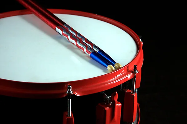 Rote und schwarze Snare Drum auf schwarz — Stockfoto