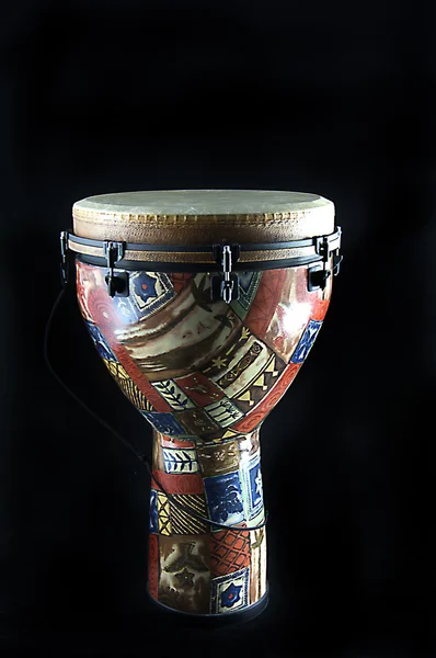 Африканський джембе барабан ізольовано на чорному — стокове фото
