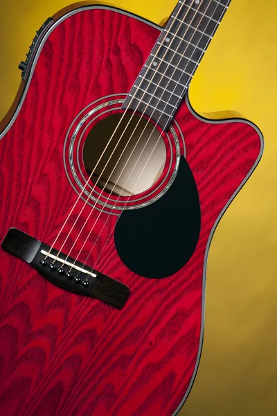 Guitarra acústica roja en amarillo —  Fotos de Stock