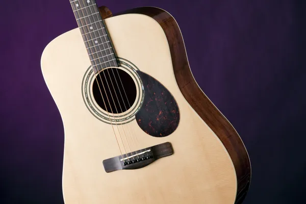 紫に分離されたアコースティック ギター — ストック写真