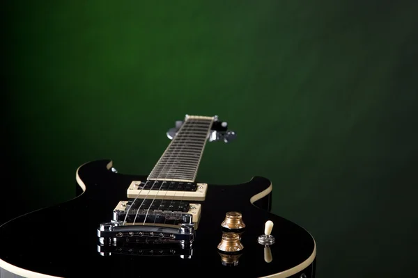 Guitare électrique isolée sur vert — Photo