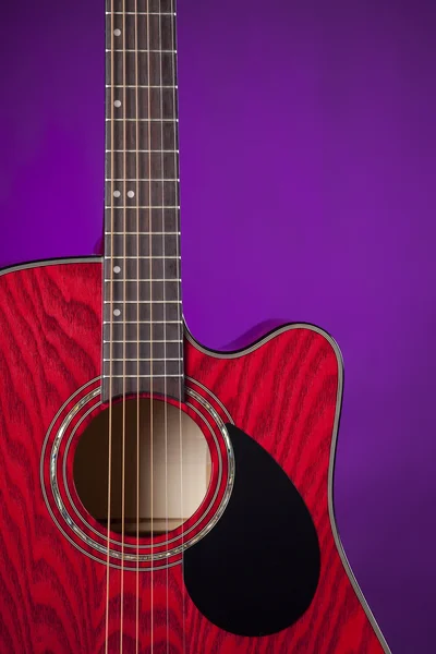 Gitarre akustisch isoliert auf violett — Stockfoto