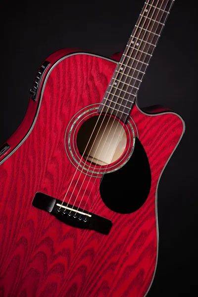 Siyah üzerine izole kırmızı gitar akustik — Stok fotoğraf
