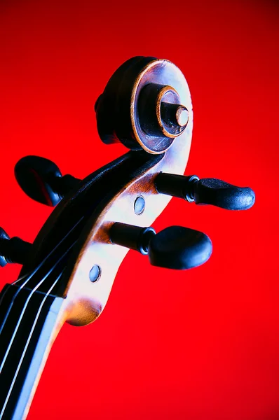 Violino Viola Scroll isolado no vermelho — Fotografia de Stock