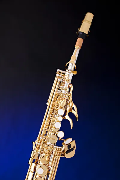 Saxophone soprano isolé sur bleu — Photo