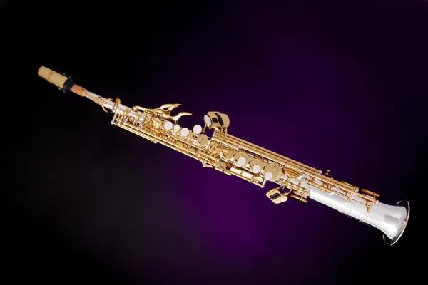 Saxophone soprano isolé sur violet — Photo