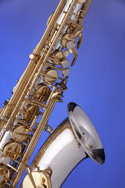 Saksofon Alt na niebieskim tle — Zdjęcie stockowe