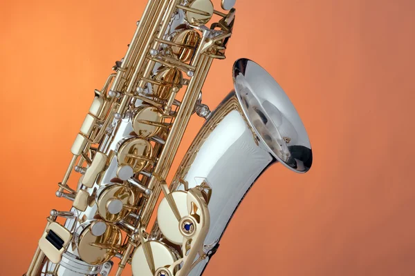 Saxofone alto isolado em laranja — Fotografia de Stock