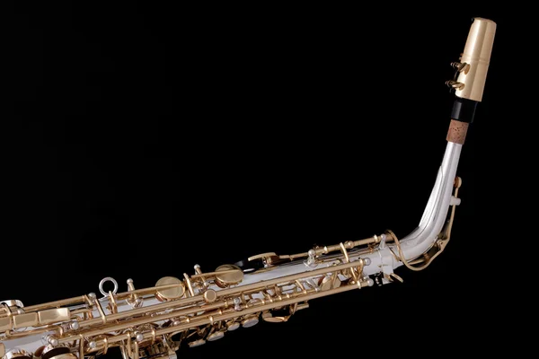 Saxophone alto isolé contre le noir — Photo