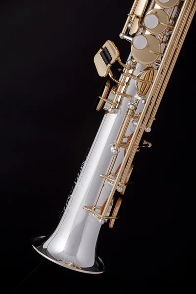 Saxofone Soprano isolado em preto — Fotografia de Stock