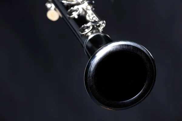 Кларнет изолирован на черном — стоковое фото