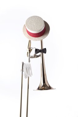 trombon şapka eldiven üzerinde beyaz izole