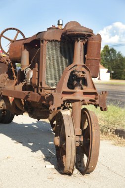 antika aşınmış paslı traktör