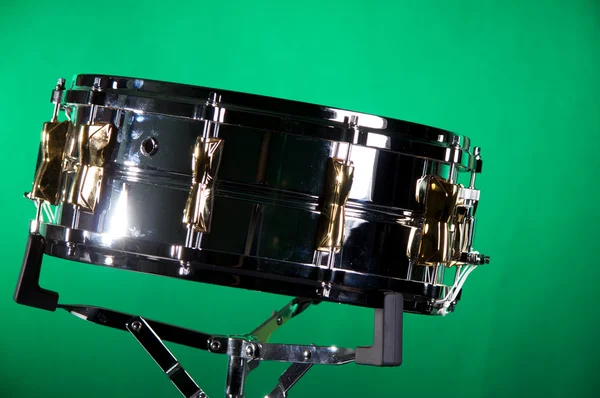 Chrom Gold Snare Drum auf grün — Stockfoto