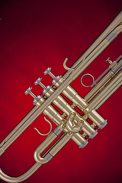 Guld trumpet isolerad på röd — Stockfoto