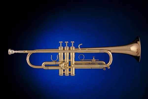 Zlatá trumpeta izolovaných na modré — Stock fotografie