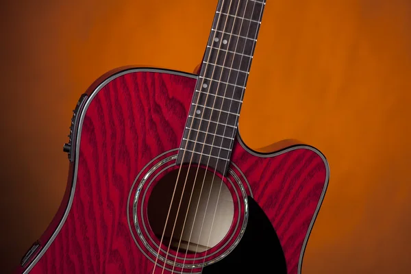 골드에 고립 된 빨간 기타 음향 — 스톡 사진