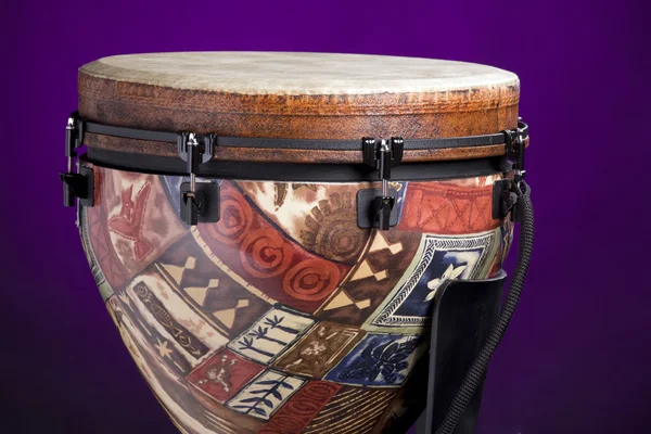 Afrikanska latin djembe trumma på lila — Stockfoto