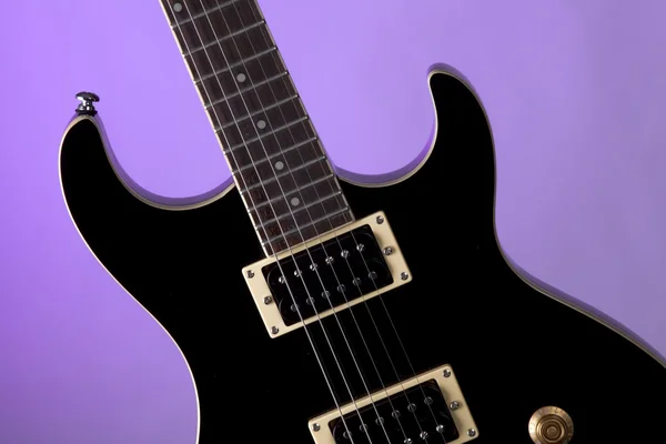 E-Gitarre isoliert auf violett — Stockfoto