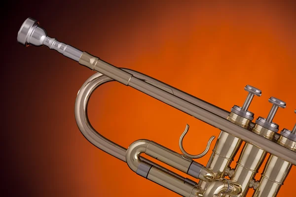 Trompete isolado no holofote de ouro — Fotografia de Stock