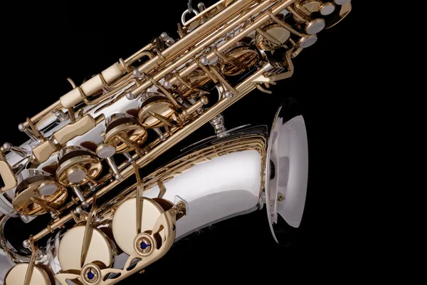 Saxofoon zilver goud geïsoleerde zwart — Stockfoto