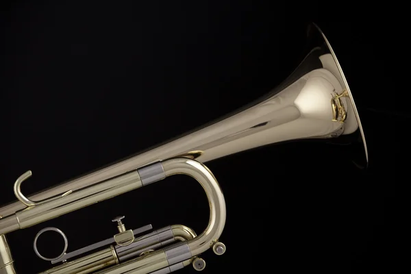 Corneta trompete de ouro isolado em preto — Fotografia de Stock