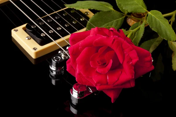 Red Rose Black Electric Guitar — Stock Photo, Image