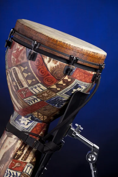 Africano latim Djembe Drum isolado no azul — Fotografia de Stock