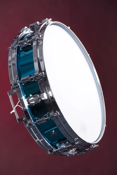 Drum Snare blau isoliert auf rot — Stockfoto