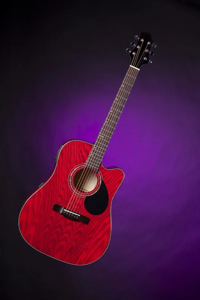 Gitarre rot akustisch elektrisch isoliert — Stockfoto
