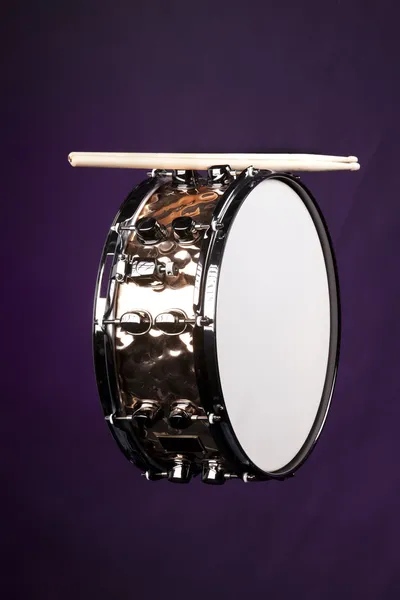 Snare Drum cobre isolado em roxo — Fotografia de Stock