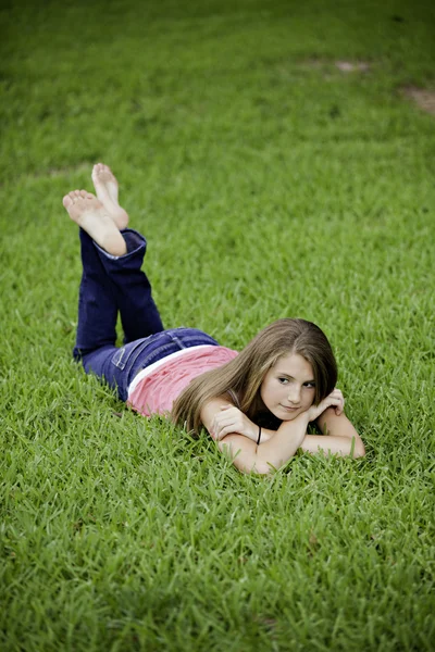 草の上の 10 代の女性少女 — ストック写真