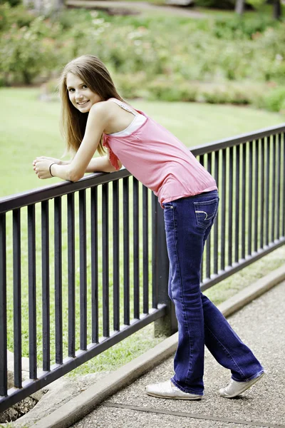 Adolescente fêmea menina de pé sorrindo — Fotografia de Stock