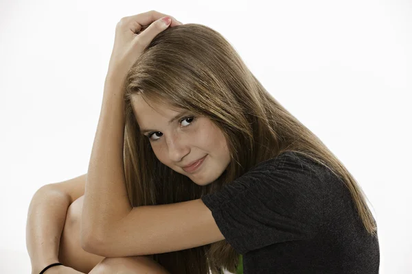 Kvinnliga tonårsflicka sitter isolerad på vit — Stockfoto