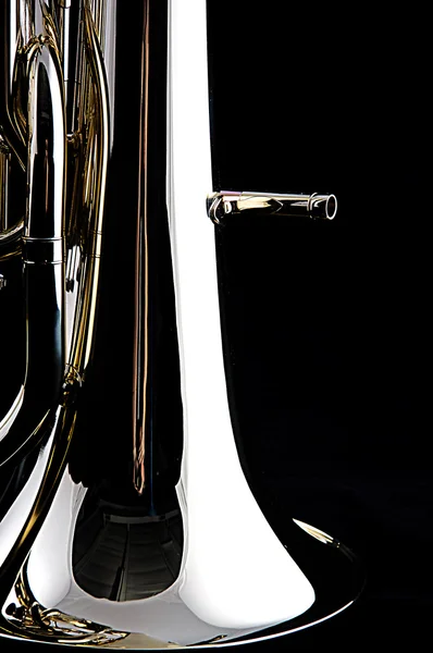 Basse Tuba euphonium isolé sur noir — Photo