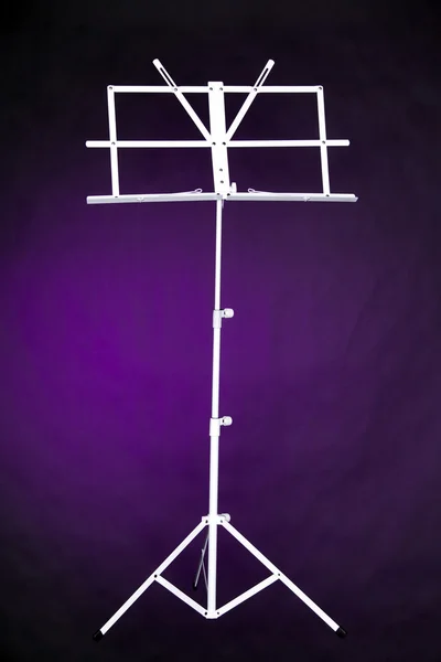 Музична підставка ізольована на фіолетовому — стокове фото