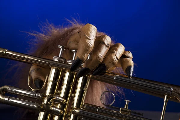 Halloween trumpet monsterhand — Stockfoto