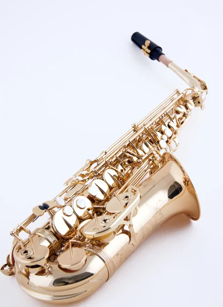 Altsaxofon på vit bakgrund — Stockfoto
