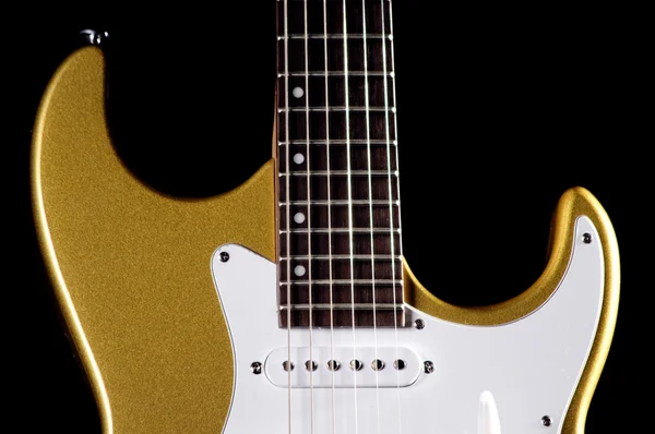 Guitarra elétrica de ouro isolado sobre preto — Fotografia de Stock