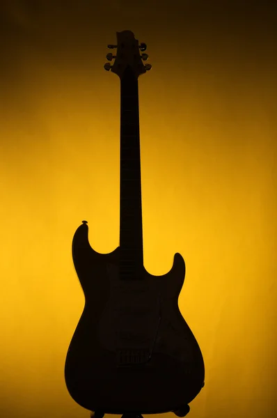 Gitar in Silhouette på gull – stockfoto