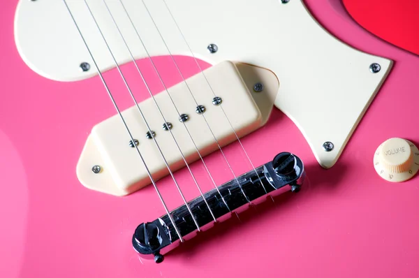 Rosa elektrisk gitar – stockfoto