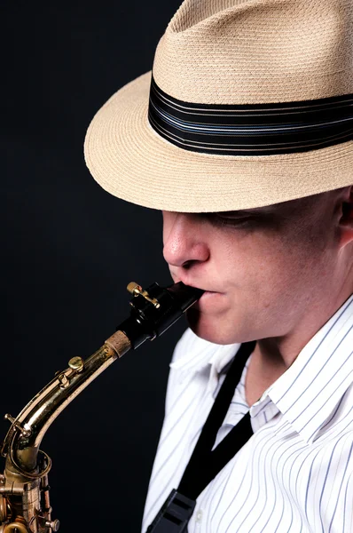 Saksofonista jazzowy na czarny — Zdjęcie stockowe