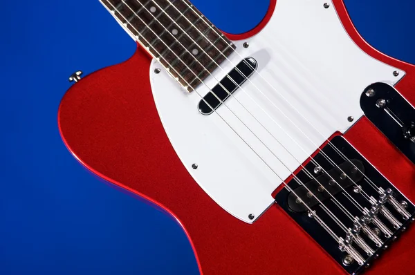 Rode elektrische gitaar op blauw — Stockfoto
