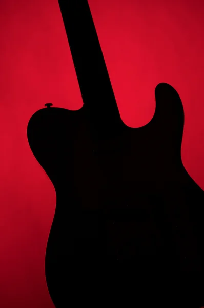 Chitarra Silhouette isolato su rosso — Foto Stock