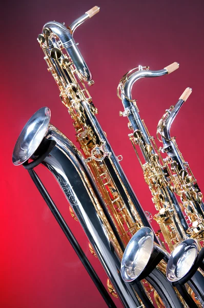 Três saxofones isolados no vermelho — Fotografia de Stock