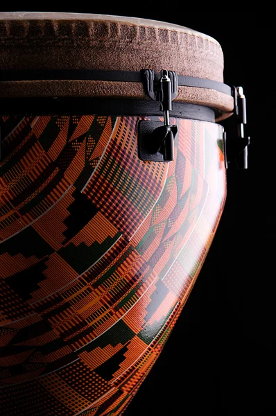 Africano Djembe Drum isolado em preto — Fotografia de Stock
