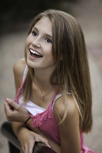 Felice Adolescente Guardando in su — Foto Stock