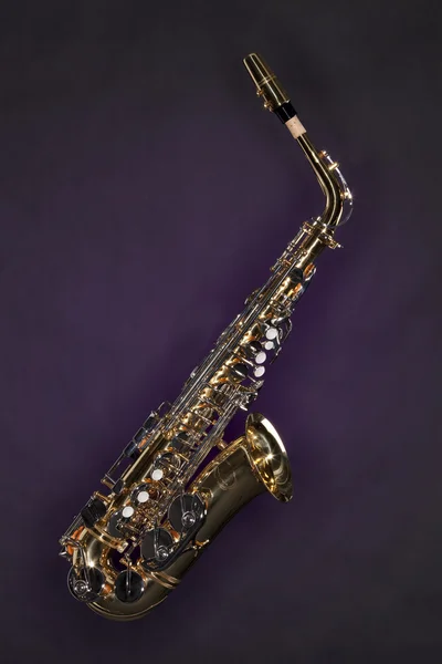 Saxophone Isolé sur Violet — Photo