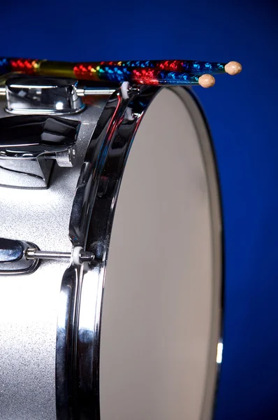 Snare Drum and Sticks Isolato su Blu — Foto Stock