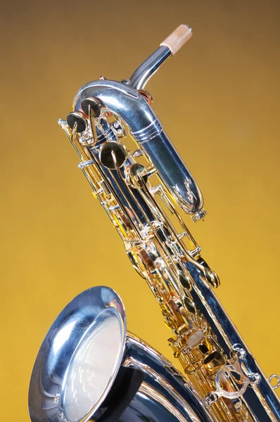 Saxophone Baryton isolé sur jaune — Photo